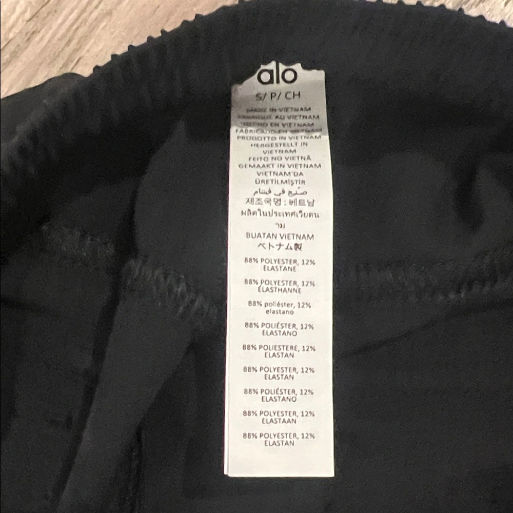ALO Yoga Black Cargo Pants NWOT - Picture 4 of 5